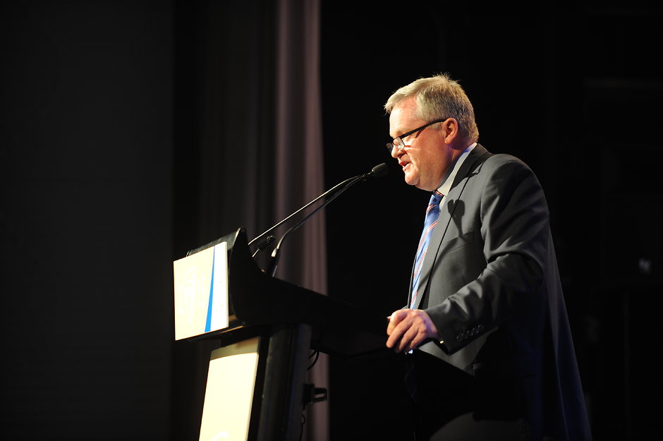 Western Bulldogs - 2013 - NS Peter Gordon addresses the room at the 2015 Sutton Medal at Crown Palladium, Melbourne. (Photo: Darren Pocock, Western Bulldogs FC)